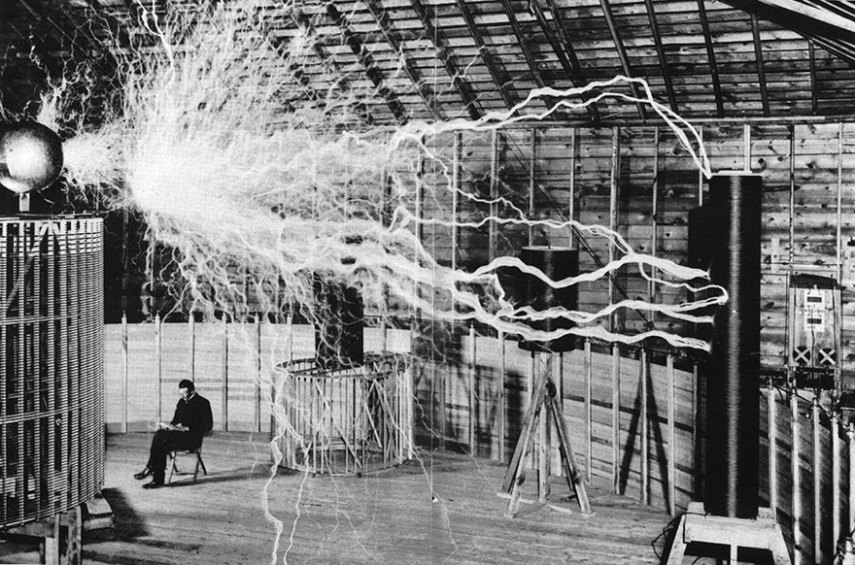 Nikola Tesla sentado em seu laboratório em Colorado Springs, em 1900