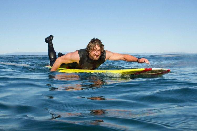 Em Tudo Por Um Sonho, Gerard Butler fez diversas sequências no mar, surfando. Em uma delas, ele foi surpreendido por uma onda gigante. Gerard perdeu a consciência e ficou mais de um minuto embaixo d'água, completamente desacordado. Ele foi encaminhado para o hospital e tudo ficou bem.
