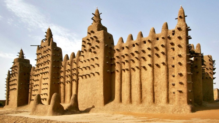 Maior construção de argila do mundo, é parte da antiga cidade de Djenné.