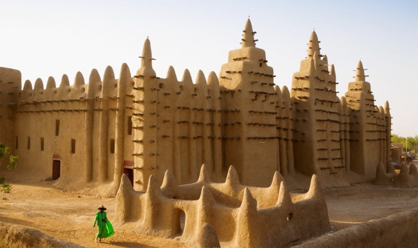 Maior construção de argila do mundo, é parte da antiga cidade de Djenné.