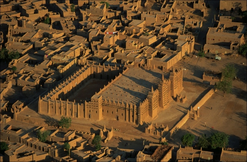 Maior construção de argila do mundo, é parte da antiga cidade de Djenné.