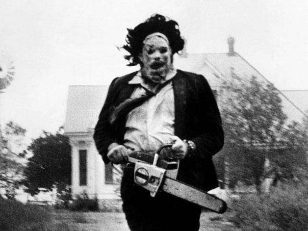 Em O Massacre da Serra Elétrica (1974), foi usada uma motosserra de verdade nas gravações. Em uma das tomadas, a motosserra caiu a poucos centímetros da cabeça do ator