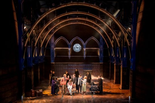 O Twitter oficial da peça Harry Potter and the Cursed Child divulgou novas imagens do espetáculo