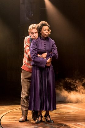 O Twitter oficial da peça Harry Potter and the Cursed Child divulgou novas imagens do espetáculo