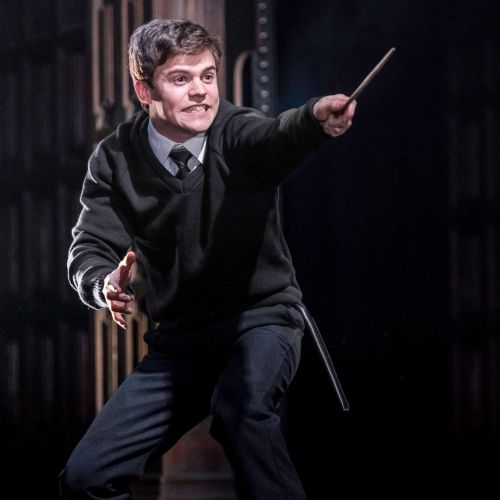 O Twitter oficial da peça Harry Potter and the Cursed Child divulgou novas imagens do espetáculo
