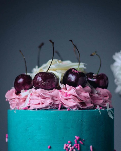 @historiasdelciervo é o Instragram do confeiteiro colombiano Julián Ángel, que   faz bolos que parecem ter saído do mundo dos sonhos