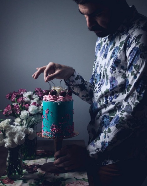 @historiasdelciervo é o Instragram do confeiteiro colombiano Julián Ángel, que   faz bolos que parecem ter saído do mundo dos sonhos