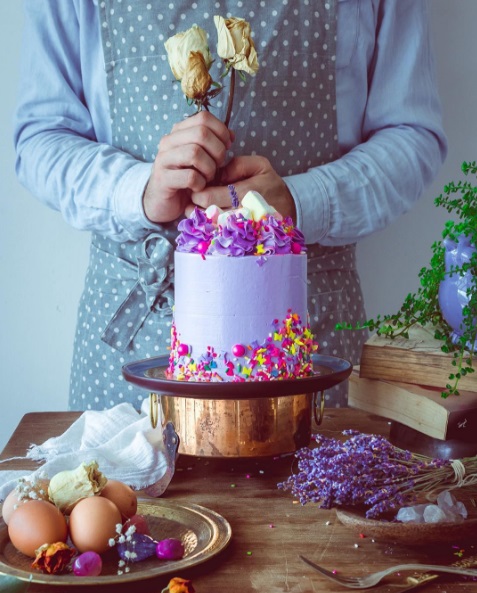 @historiasdelciervo é o Instragram do confeiteiro colombiano Julián Ángel, que   faz bolos que parecem ter saído do mundo dos sonhos