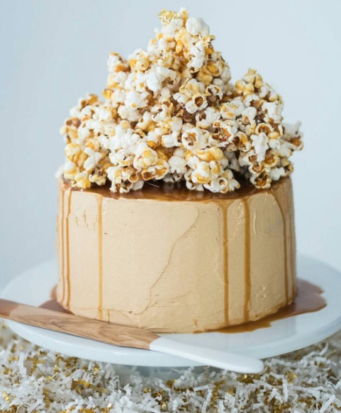 Danielle Noce arrasa nas receitas de sobremesas, mas os bolos são um show a   parte. Ela também tem um canal no Youtube, onde ensina receitas maravilhosas.   Siga no Instagram @icouldkillfordessert