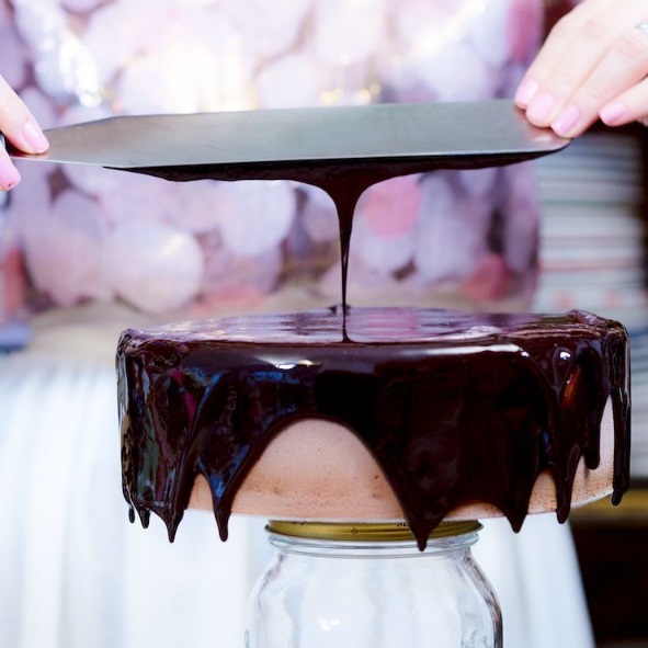 Danielle Noce arrasa nas receitas de sobremesas, mas os bolos são um show a   parte. Ela também tem um canal no Youtube, onde ensina receitas maravilhosas.   Siga no Instagram @icouldkillfordessert