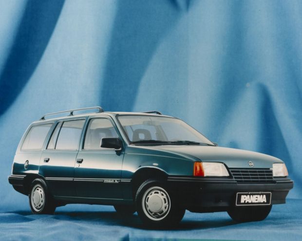 Quem consegue esquecer a sensação de entrar em um carro novo nos anos 80 ou 90? Ou até os mais fanáticos que compravam revistas especializadas na época para ver testes e guardar um pôster do carro eleito o melhor daquele ano?  Até hoje, quem é fã de carros, gosta de ver alguns modelos que marcaram época para relembrar o sentimento com os possantes que fizeram história nas décadas passadas.  Fizemos uma galeria reunindo alguns modelos cobiçados nos anos 80 e 90.