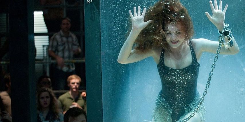 Isla Fisher passou por grandes apuros nas filmagens de Truque de Mestre. Em cena, sua personagem tinha que escapar de um tanque cheio de piranhas que estava trancado. Isla não é mágica e acabou ficando presa. “Minha corrente estava presa. Eu nadei até o topo da caixa, mas não conseguia levantar a tampa. Todos achavam que eu estava atuando fabulosamente, mas eu estava me afogando! Ninguém percebeu que eu, na verdade, estava lutando”, contou a atriz. Ela acabou sendo salva por um dublê que estava próximo