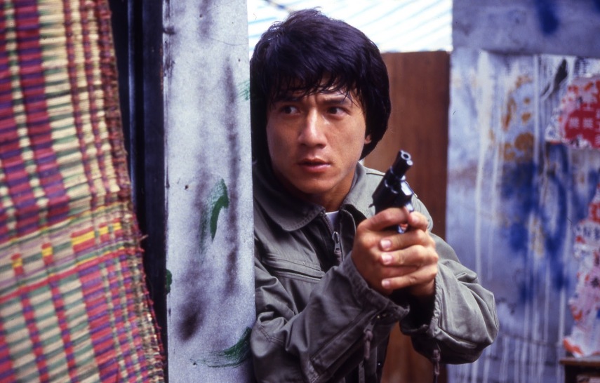 Em ‘Police Story – A Guerra das Drogas’, há uma grande luta no final, que acontece dentro de um shopping. Durante as filmagens, Jackie Chan fez todas as cenas de ações, sem dublês, inclusive uma em que deslizava em uma barra de metal e escorrega por ela, enquanto muitas lâmpadas explodiam ao seu redor. A cena fez com que ele quebrasse a sétima e a oitava vértebra, deslocasse a pélvis e queimasse as mãos