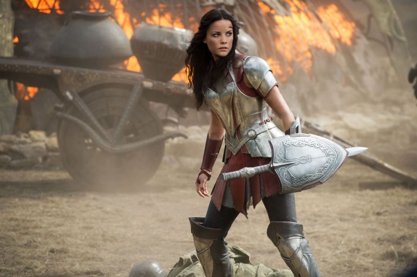Em Thor: O Mundo Sombrio, Jamie Alexander passou por apuros. “Estava chovendo, estava escuro. Era por volta das 5 da manhã. Eu estava subindo uma escada de metal no set, escorreguei e caí. Isso me tirou da filmagem por um mês”, contou a atriz. Ela teve um deslocamento de disco, teve danos em 11 vértebras, deslocou o ombro esquerdo e rompeu o músculo romboide