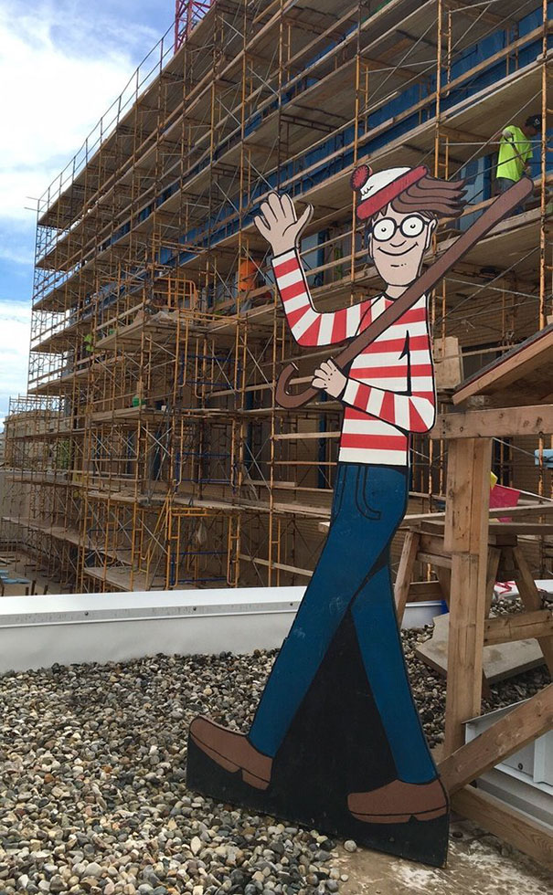 Com a ajuda da filha, Haney construiu um Wally, do famoso livro Onde Está Wally?, de 2,4 metros, que é escondido todos os dias na construção para as crianças do hospital encontrarem