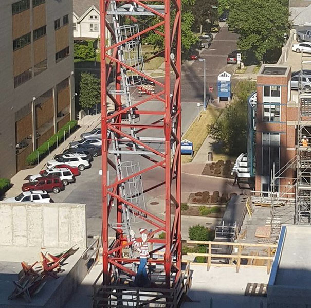 Com a ajuda da filha, Haney construiu um Wally, do famoso livro Onde Está Wally?, de 2,4 metros, que é escondido todos os dias na construção para as crianças do hospital encontrarem