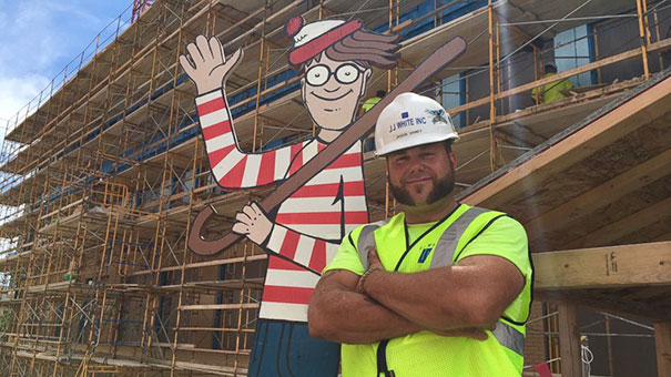 Com a ajuda da filha, Haney construiu um Wally, do famoso livro Onde Está Wally?, de 2,4 metros, que é escondido todos os dias na construção para as crianças do hospital encontrarem