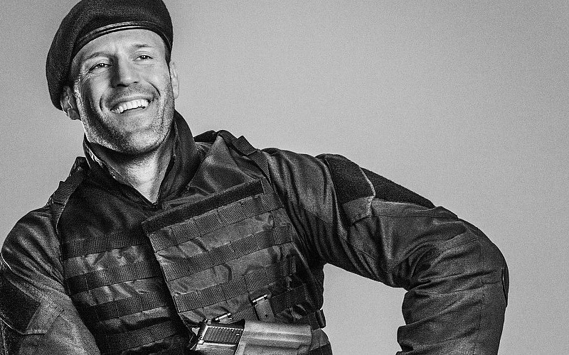 Todo mundo sabe que Jason Statham tem tudo a ver com cenas de ações perigosas. Porém, em Os Mercenários 3, as coisas saíram um pouco do controle. Enquanto dirigia um caminhão, os freios falharam. Isso forçou Statham a pular do veículo, que estava indo diretamente para o mar. Se ele não pulasse teria afundado mais de 18 metros abaixo da superfície