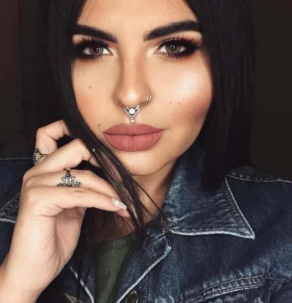 A australiana Jazmina Daniel faz lip art 