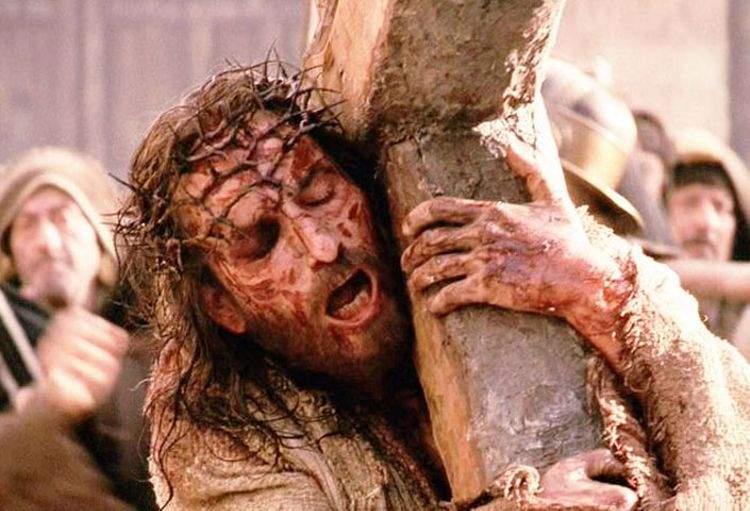  Durante as gravações de Paixão de Cristo, Jim enfrentou uma série de lesões, teve hipotermia e teve suas costas atingidas durante as cenas de chicoteamento. Porém, o ator e Jan Michelini, assistente de direção, foram atingidos por um raio. Porém, tudo acabou bem!