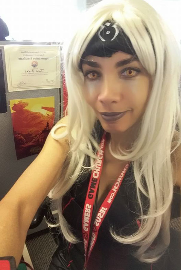 A chefe de June J. Riva disse a ela que o jeito que a funcionária se vestia não era profissiona. Aí, ela resolveu ir trabalhar de cosplay