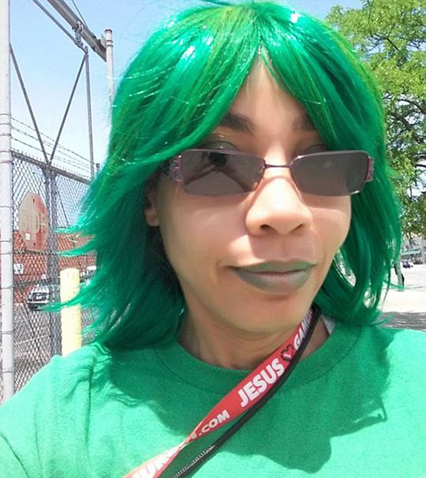 A chefe de June J. Riva disse a ela que o jeito que a funcionária se vestia não era profissiona. Aí, ela resolveu ir trabalhar de cosplay