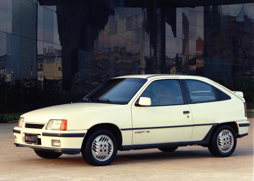 Quem consegue esquecer a sensação de entrar em um carro novo nos anos 80 ou 90? Ou até os mais fanáticos que compravam revistas especializadas na época para ver testes e guardar um pôster do carro eleito o melhor daquele ano?  Até hoje, quem é fã de carros, gosta de ver alguns modelos que marcaram época para relembrar o sentimento com os possantes que fizeram história nas décadas passadas.  Fizemos uma galeria reunindo alguns modelos cobiçados nos anos 80 e 90.