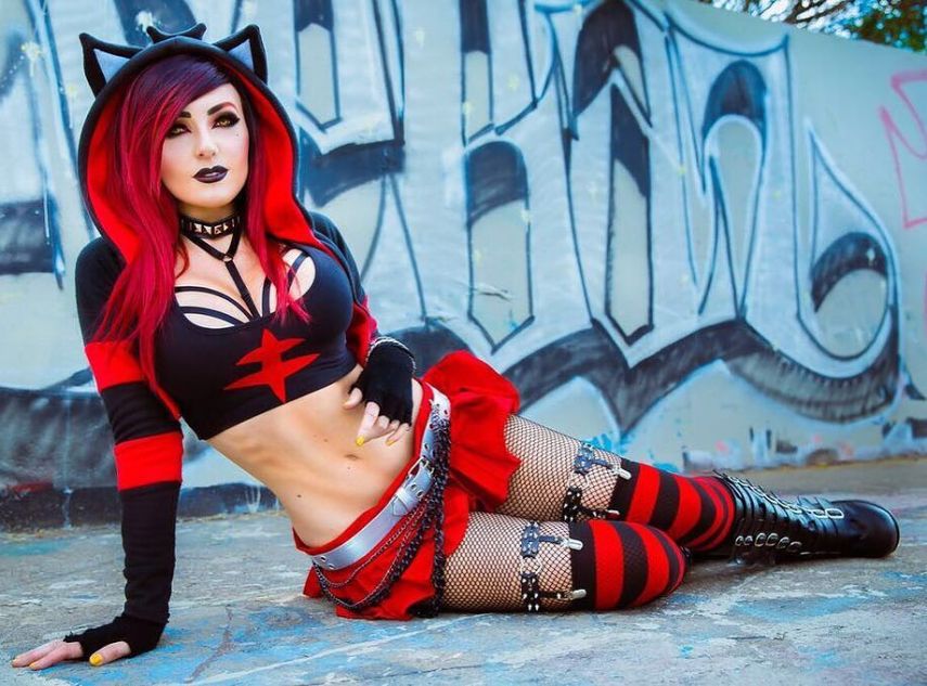 Jessica Nigri é uma das cosplayers mais famosas do Instagram. Sendo uma das modelos mais requisitadas de feiras e convenções geek, ela também está na onda do Pokémon GO, jogo que tem deixado o mundo inteiro louco - menos o Brasil, onde até agora não foi lançado oficialmente.  A cosplayer tem dezenas de fantasias de super-heróis e animes, mas chama a atenção mesmo quando faz suas versões dos Pokémons e também do treinador Ash Ketchum.