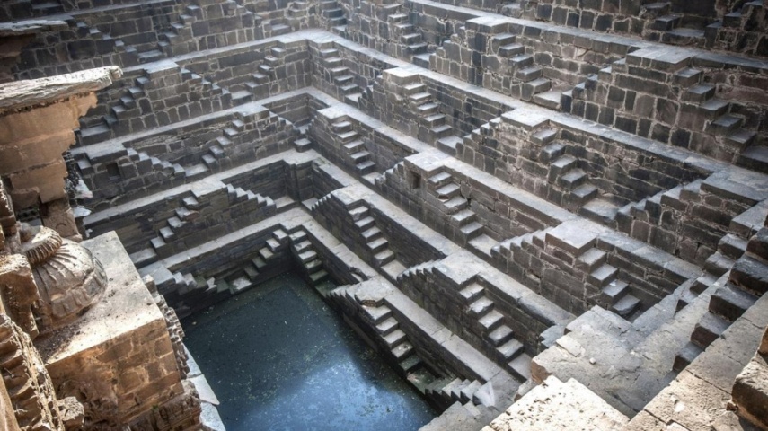 Poço com escadas mais antigo e profundo do mundo, sua construção é datado entre os séculos IX e XI . Fica no povoado de Abaneri.