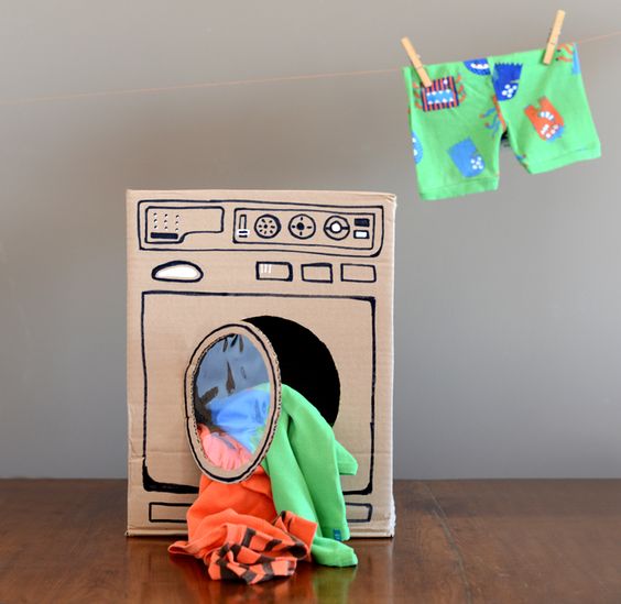 Escolha o ciclo mais leve da máquina e combine a lavagem com um sabão especial para roupas íntimas, mais delicado que os tradicionais. Shampoo de bebê também pode funcionar no lugar do sabão em pó.