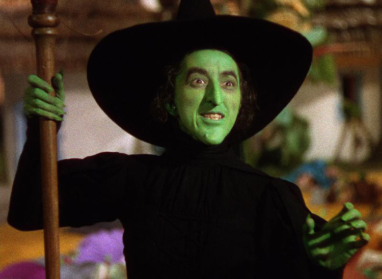 Em O Mágico de Oz, a Bruxa Malvada do Oeste desaparece em uma nuvem de fumaça diversas vezes durante o filme. Uma dessas cenas deu incrivelmente errado. Tudo porque petróleo era um ingrediente da maquiagem da atriz Margaret Hamilton e a porta falsa que ela usaria para ‘desaparecer’ não abriu. A atriz acabou pegando fogo e foi hospitalizada com queimaduras de terceiro grau nas mãos e segundo grau no rosto