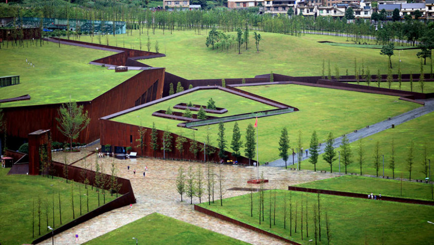 Para relembrar o terremoto de 2008 em Sichuan, a área de arquitetura da universidade Tongji foi designada pelo governo a construir um museu e memorial para aqueles que morreram