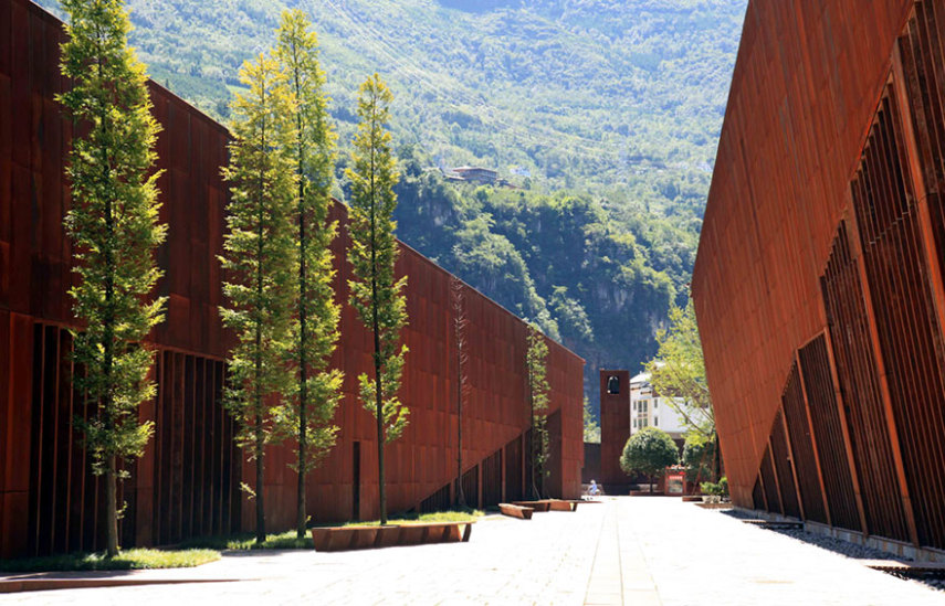 Para relembrar o terremoto de 2008 em Sichuan, a área de arquitetura da universidade Tongji foi designada pelo governo a construir um museu e memorial para aqueles que morreram