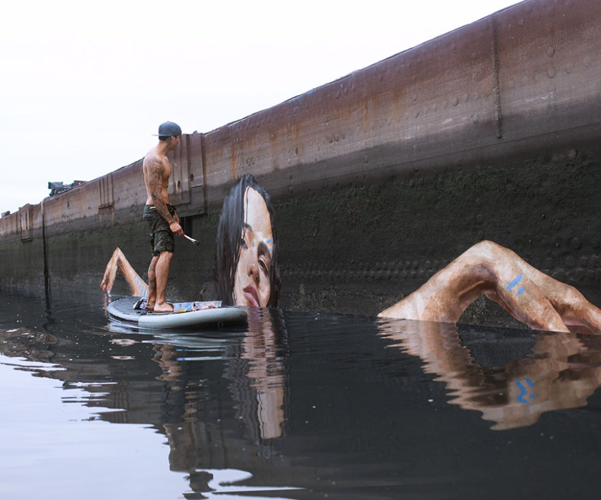 Sean Yoro é um surfista havaiano radicado em Nova York, que se equilibra sobre uma prancha para pintar murais belíssimos à beira da água