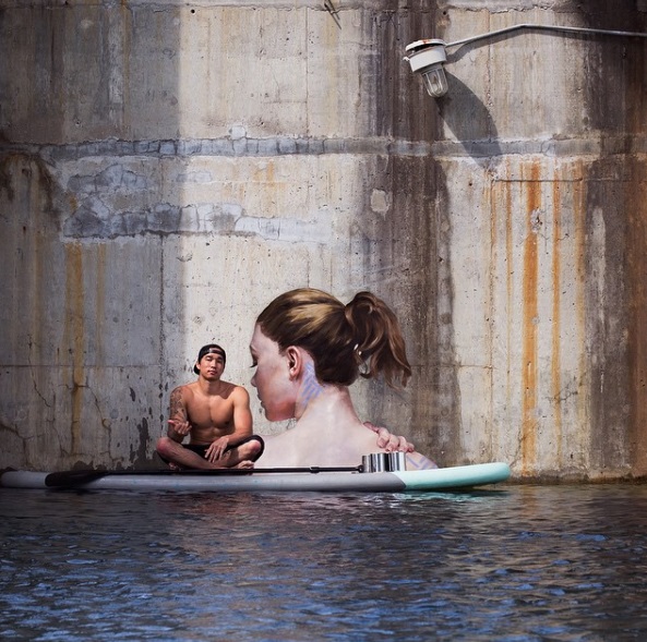 Sean Yoro é um surfista havaiano radicado em Nova York, que se equilibra sobre uma prancha para pintar murais belíssimos à beira da água