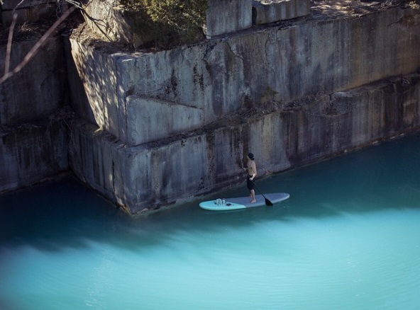 Sean Yoro é um surfista havaiano radicado em Nova York, que se equilibra sobre uma prancha para pintar murais belíssimos à beira da água