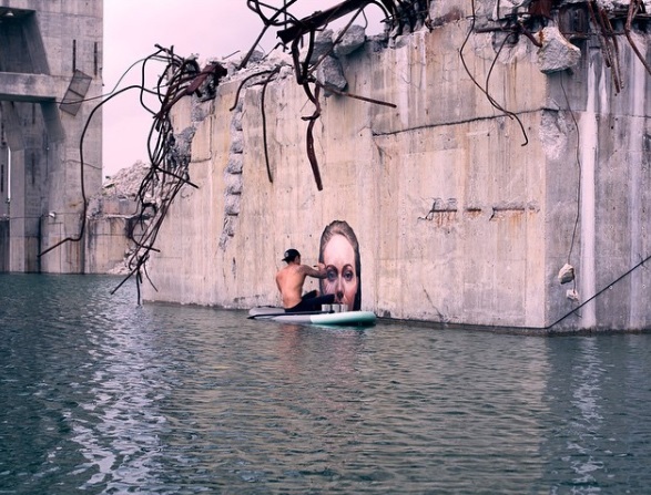 Sean Yoro é um surfista havaiano radicado em Nova York, que se equilibra sobre uma prancha para pintar murais belíssimos à beira da água