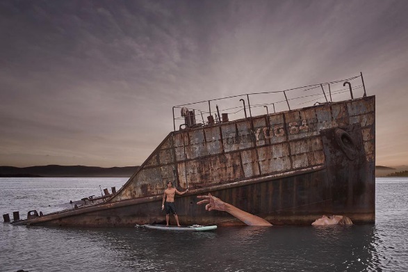 Sean Yoro é um surfista havaiano radicado em Nova York, que se equilibra sobre uma prancha para pintar murais belíssimos à beira da água