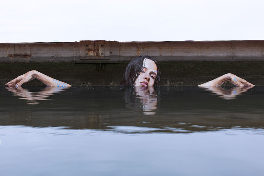 Sean Yoro é um surfista havaiano radicado em Nova York, que se equilibra sobre uma prancha para pintar murais belíssimos à beira da água