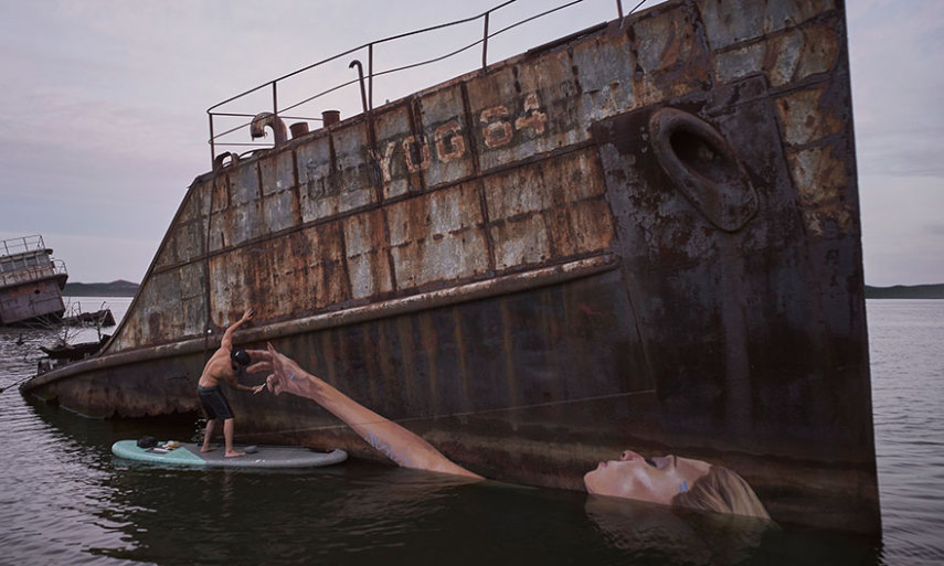 Sean Yoro é um surfista havaiano radicado em Nova York, que se equilibra sobre uma prancha para pintar murais belíssimos à beira da água