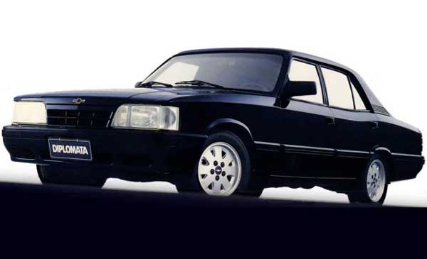 Quem consegue esquecer a sensação de entrar em um carro novo nos anos 80 ou 90? Ou até os mais fanáticos que compravam revistas especializadas na época para ver testes e guardar um pôster do carro eleito o melhor daquele ano?  Até hoje, quem é fã de carros, gosta de ver alguns modelos que marcaram época para relembrar o sentimento com os possantes que fizeram história nas décadas passadas.  Fizemos uma galeria reunindo alguns modelos cobiçados nos anos 80 e 90.