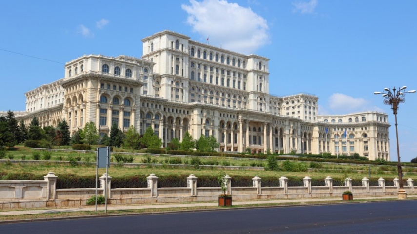 Cartão-postal de Bucareste, é o maior edifício administrativo do mundo. Foi erguido durante a República Socialista da Romênia.