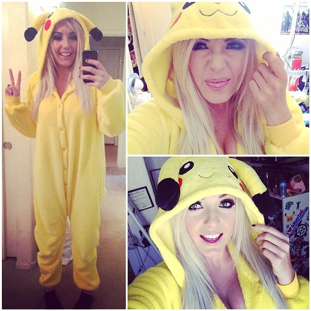 Jessica Nigri é uma das cosplayers mais famosas do Instagram. Sendo uma das modelos mais requisitadas de feiras e convenções geek, ela também está na onda do Pokémon GO, jogo que tem deixado o mundo inteiro louco - menos o Brasil, onde até agora não foi lançado oficialmente.  A cosplayer tem dezenas de fantasias de super-heróis e animes, mas chama a atenção mesmo quando faz suas versões dos Pokémons e também do treinador Ash Ketchum.