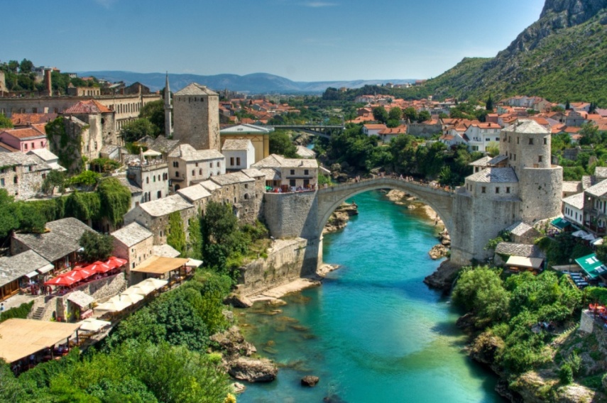 Ponte para pedestres sobre o rio Neretva, é uma réplica da ponte antiga destruída pelos soldados croatas em 1993, durante a guerra da Iugoslávia.