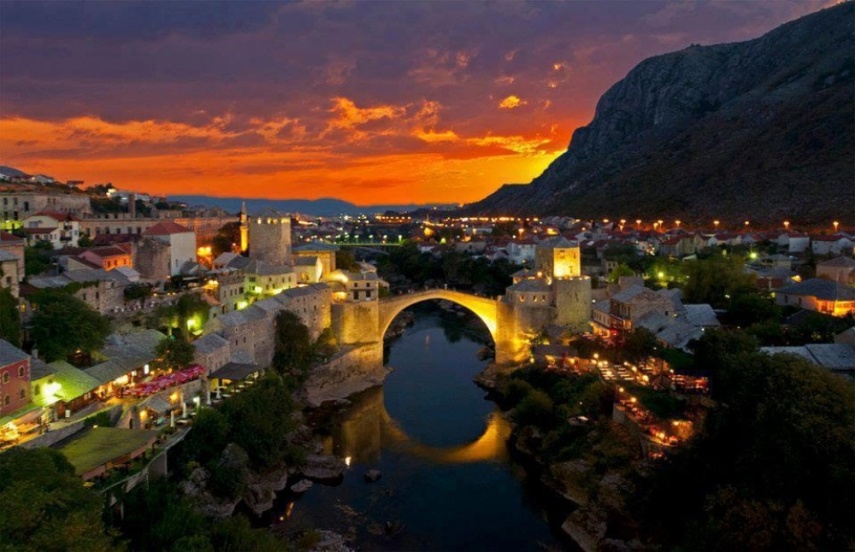 Ponte para pedestres sobre o rio Neretva, é uma réplica da ponte antiga destruída pelos soldados croatas em 1993, durante a guerra da Iugoslávia.