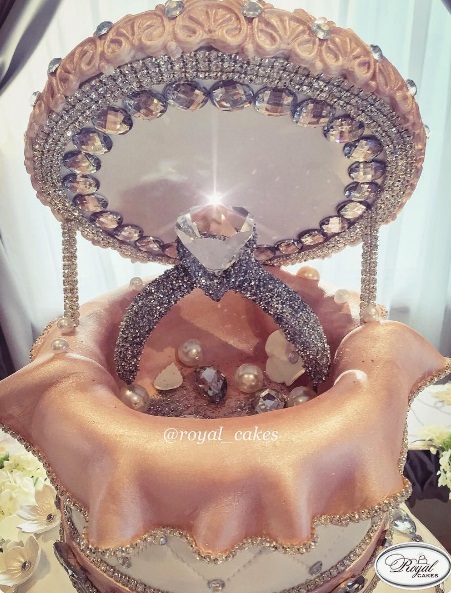 Esses bolos são da @royal_cakes, que fazem design de bolos em Los Angeles