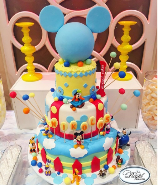 Esses bolos são da @royal_cakes, que fazem design de bolos em Los Angeles