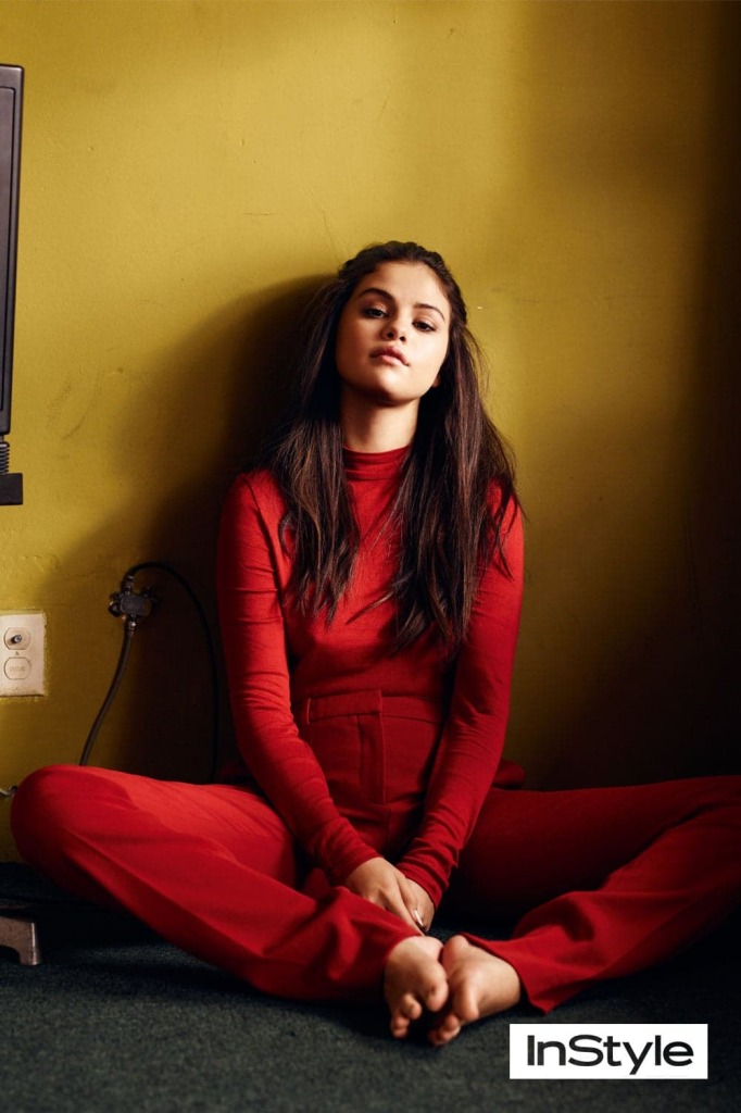 Selena Gomez foi capa da revista InStyle do Reino Unido, em que estaria de cara limpa. Mas conseguimos ver perfeitamente uma sombra leve, rímel, lip balm, entre outras coisas. No máximo, ela aparece sem sutiã!