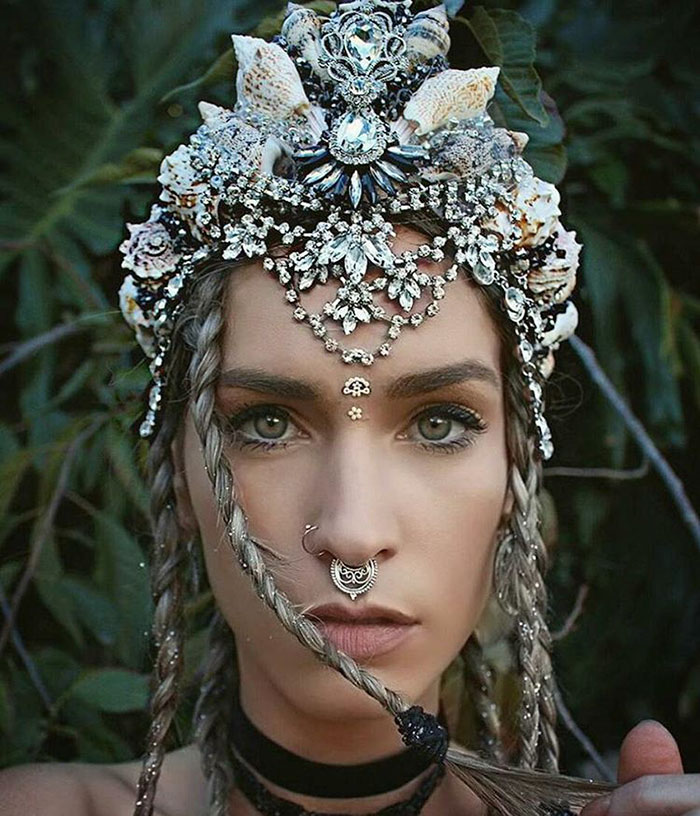 Chelsea Shiels, uma florista de 27 anos que mora em Melbourne, faz coroas que são dignas de sereias
