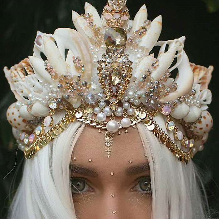 Chelsea Shiels, uma florista de 27 anos que mora em Melbourne, faz coroas que são dignas de sereias